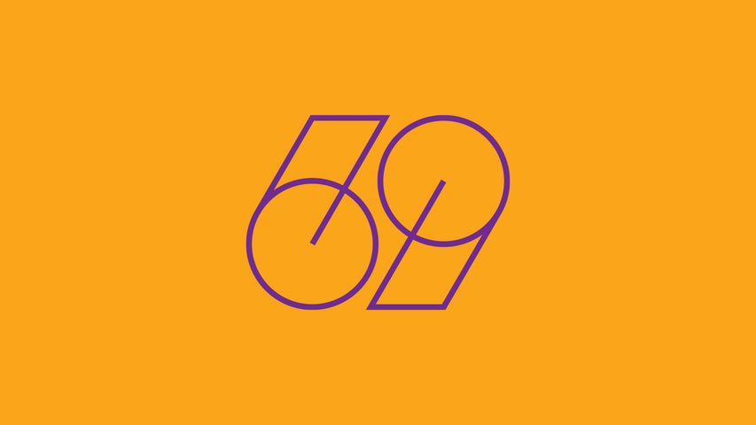 Le nombre 69 écrit en mauve sur fond orange.