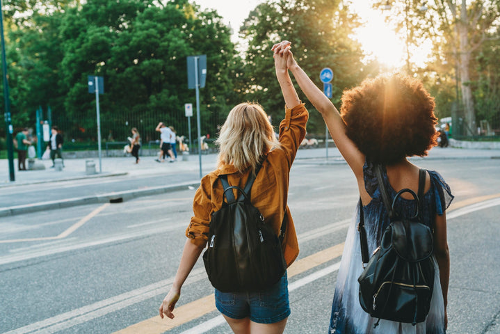 Deux alliées LGBTQ+ marchant fièrement dans la rue.