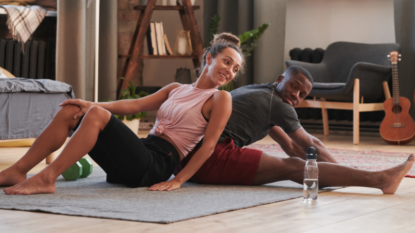 Sport, séduction et sapin de Noël : positions sexuelles inspirées du yoga à essayer pendant les Fêtes