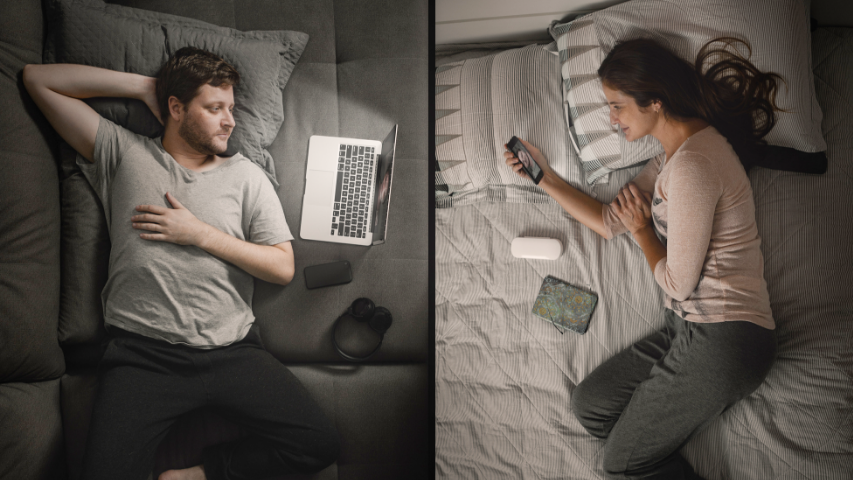 Écran divisé en deux présentant un couple vivant à distance en pleine discussion vidéo, chacun dans son lit.