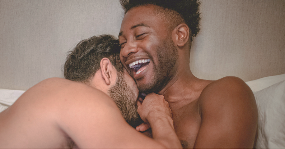 Deux hommes s’amusent en partageant un moment intime au lit.