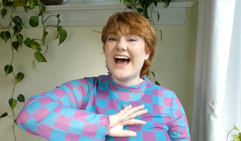 Eva Bloom, sexpert.e Durex, souriant et saluant le public et parlant de : Comment bien appliquer du lubrifiant et les pièges à éviter avec Durex Canada