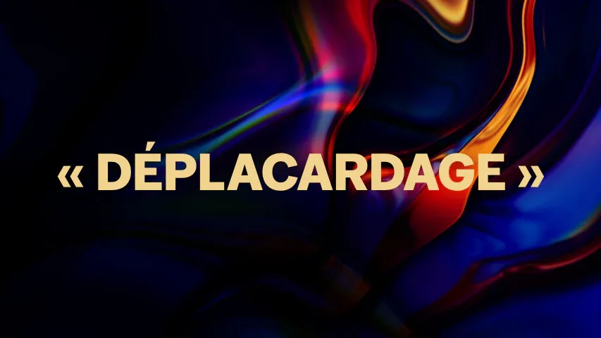 Le texte « DÉPLACARDAGE » inscrit devant un fond avec des vagues de lumières de couleurs chaudes.
