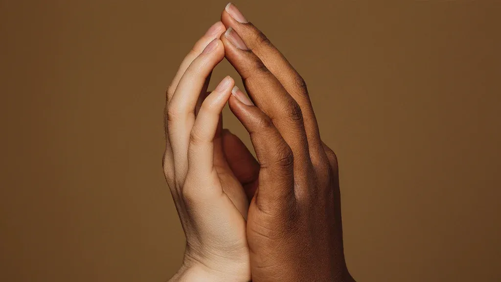 Deux mains s’enlacent lors d’une séance passionnée de 69.